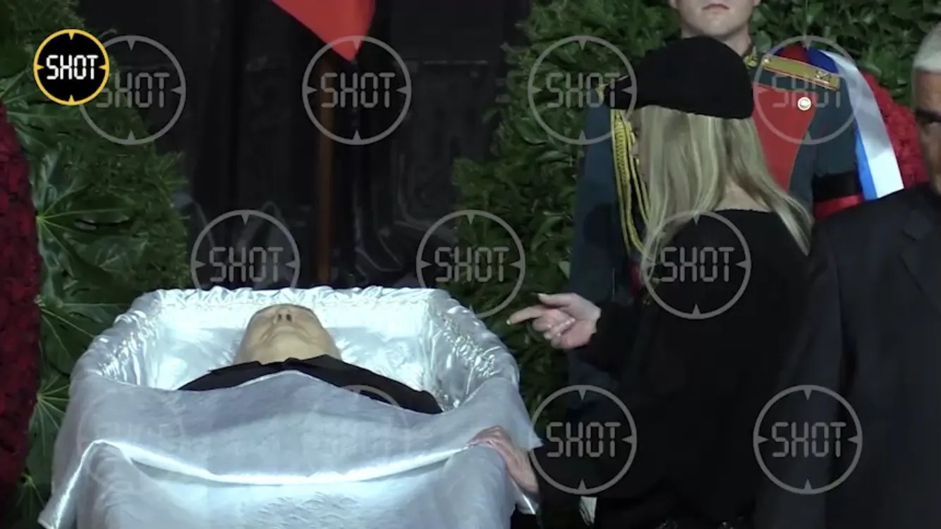 Пугачева последние новости сегодня умерла или жива. Пугачева на похоронах Горбачева. Похороны Аллы Пугачевой.